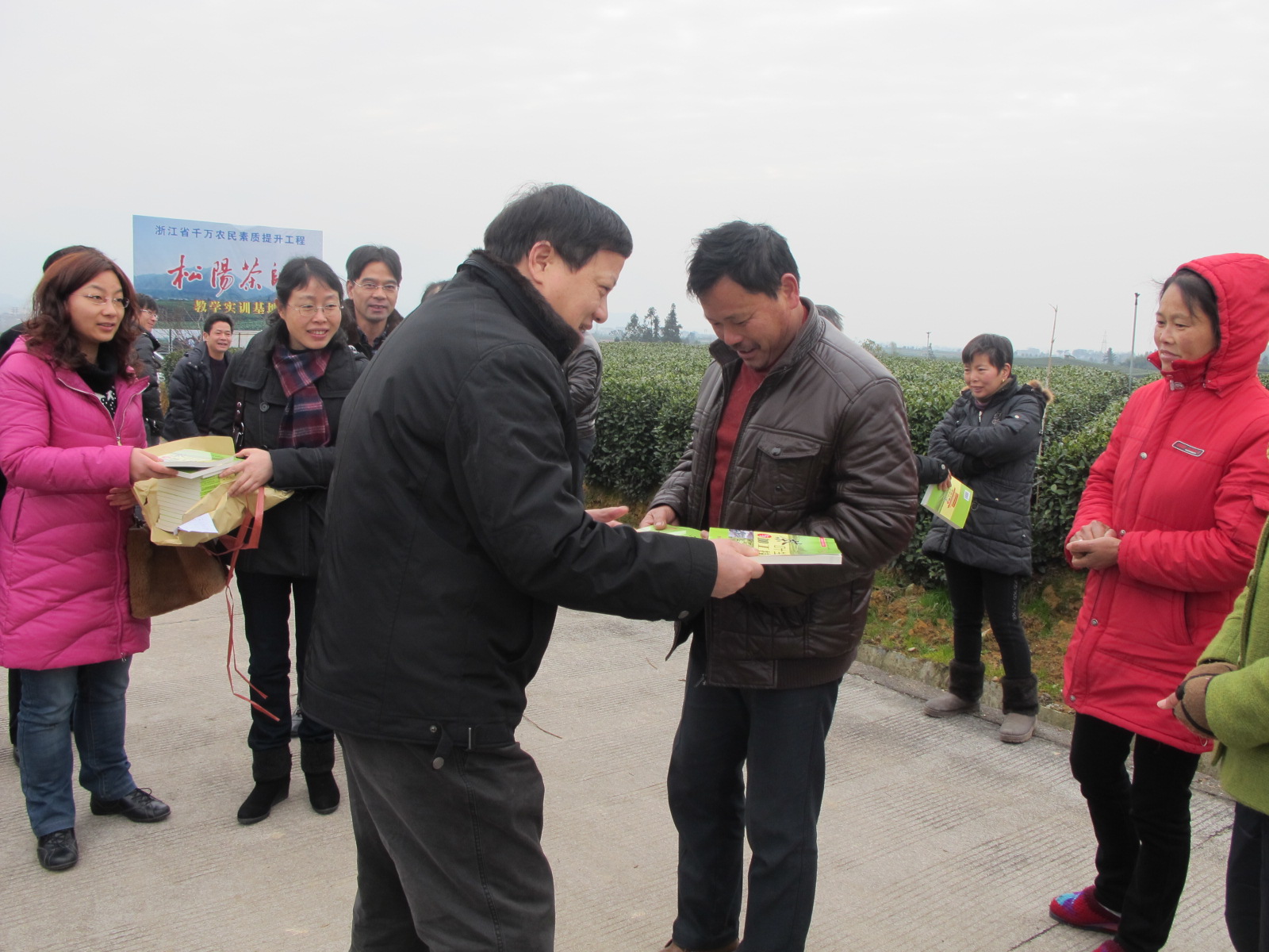 浙江经贸学院赠送我市茶农茶叶种植管理书籍