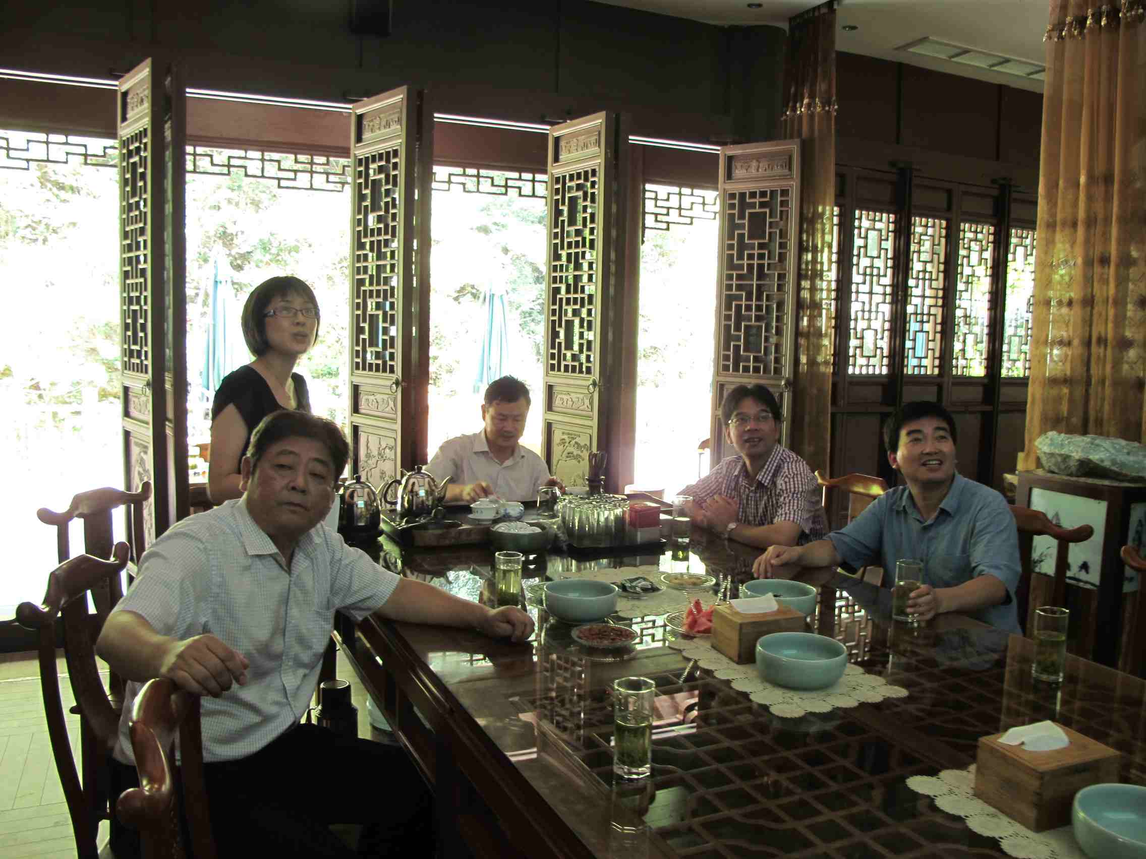 图为听取项目组PPT项目策划方案演示